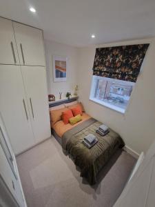 a small bedroom with a bed and a window at Central London 1 bedroom flat in Kensington in London