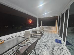 einen Balkon mit einem Tisch und Stühlen sowie Aussicht in der Unterkunft Castle Villa Phuket in Kamala Beach