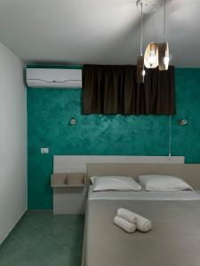 a bedroom with a bed and a window with towels at Ohana Holiday in San Nicola Arcella +34 photos
