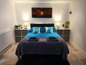 Ένα ή περισσότερα κρεβάτια σε δωμάτιο στο Idyllic 2 Bedroom Self-Contained UpsideDown Annexe