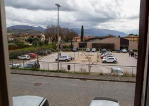 uma vista de um parque de estacionamento com carros estacionados em Appartamento San Sisto n 8 em Spello
