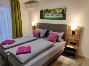 Postel nebo postele na pokoji v ubytování Hotel Gästehaus Stock Zimmer Wasserfall