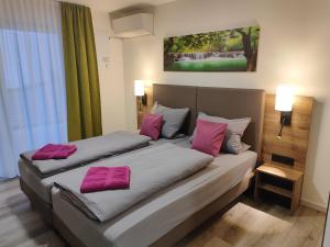 Postel nebo postele na pokoji v ubytování Hotel Gästehaus Stock Zimmer Wasserfall