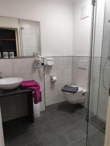 Et badeværelse på Hotel Gästehaus Stock Zimmer Wasserfall