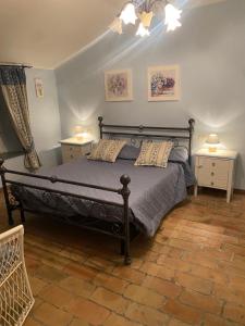 um quarto com uma cama grande e 2 mesas de cabeceira em Appartamento San Sisto n 8 em Spello