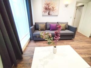 a living room with a couch and a table at Luxury apartment near London centre, near train station, E1 in London