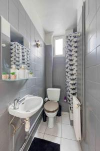 讓蒂伊的住宿－Appartement cosy au calme, proche de Paris et du RER B，一间带水槽和卫生间的小浴室