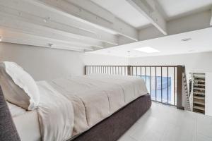 um quarto branco com uma cama grande e uma janela em Kettner Row 2 em San Diego