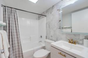uma casa de banho branca com um lavatório e um WC em Kettner Row 2 em San Diego