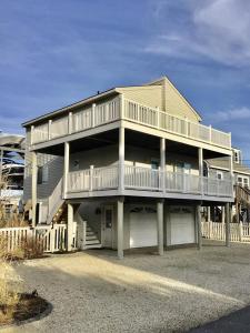 Casa grande con balcón y 2 plazas de garaje en Vacation Rental With Pool On Lbi, en Brant Beach