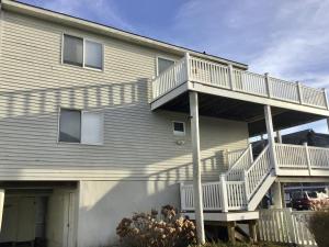 un edificio de apartamentos con balcón en un lateral en Vacation Rental With Pool On Lbi, en Brant Beach