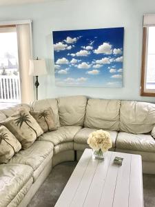 sala de estar con sofá y mesa de centro en Vacation Rental With Pool On Lbi, en Brant Beach