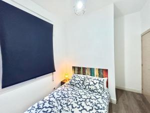 Łóżko lub łóżka w pokoju w obiekcie Madrid Rio Antonio Lopez A