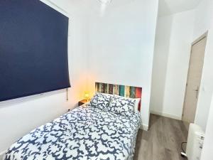 Łóżko lub łóżka w pokoju w obiekcie Madrid Rio Antonio Lopez A