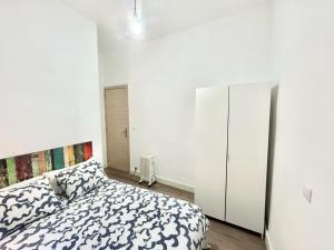 Łóżko lub łóżka w pokoju w obiekcie Madrid Rio Antonio Lopez A