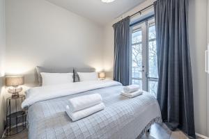 una camera da letto con un grande letto con asciugamani di Astro Laugavegur a Reykjavik