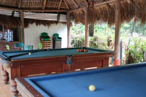 een pooltafel voor een huis bij CABAÑAS CAMPESTRES LA AURORA DEL LLANO in Villavicencio