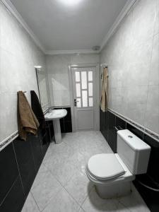 Salle de bains dans l'établissement Cosy, sunny apartement in Nador with balcony