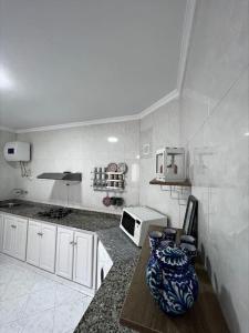 مطبخ أو مطبخ صغير في Cosy, sunny apartement in Nador with balcony