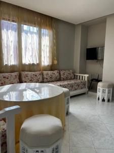 Een zitgedeelte bij Cosy, sunny apartement in Nador with balcony