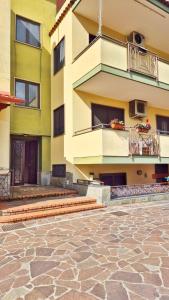 un edificio con patio e scale di fronte di Casa il Frutteto Pompei a Pompei Altre 32 foto