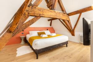 a bedroom with a bed and a tv at Au Chat Qui Dort Lille - Magasin in Lille