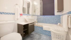 uma casa de banho com um WC branco e um lavatório. em Cozy Room St Julian's em Il-Gżira