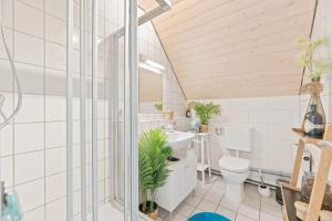 ein Badezimmer mit Toilette und Waschbecken in der Unterkunft Perouser Wohlfühloase in Rutesheim