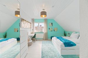 ein Schlafzimmer mit zwei Betten und einem Schreibtisch in der Unterkunft Perouser Wohlfühloase in Rutesheim