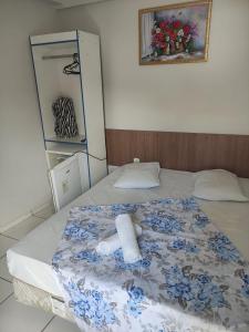 een bed met een opgerolde handdoek erop bij HOTEL DIVINO PAI ETERNO 2 in Aparecida