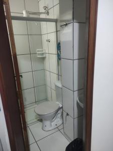een kleine badkamer met een toilet en een douche bij HOTEL DIVINO PAI ETERNO 2 in Aparecida