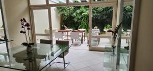 Pousada do Lago 2 في بتروبوليس: غرفة طعام مع طاولة وكراسي زجاجية