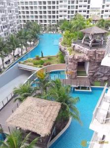 - une vue aérienne sur un complexe avec un parc aquatique dans l'établissement Laguna Beach Resort 3 The Maldives, à Jomtien Beach