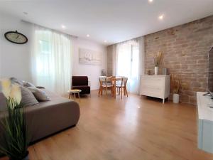 - un salon avec un canapé et un mur en briques dans l'établissement Rialto Luxury Apartment, à Šibenik