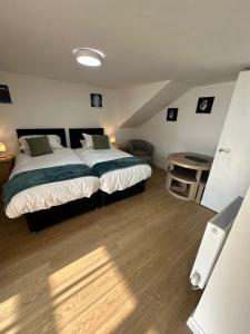 布萊克伍德的住宿－The Highmead，一间卧室配有一张大床和一张桌子
