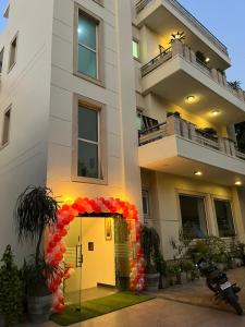 un bâtiment avec une arche devant lui dans l'établissement Staykr Rooms & BnB, à Gurgaon