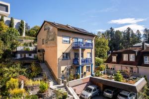 ein Apartmenthaus mit davor geparkt in der Unterkunft Haus Monterosa in Baden-Baden