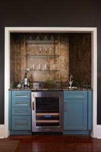 una cucina con armadi blu e forno in acciaio inossidabile di Large historical home w/ fire pit, chef kitchen. a Memphis