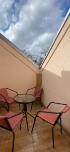 a patio with a table and chairs and a roof at Apartmán KUGA in Mikulov
