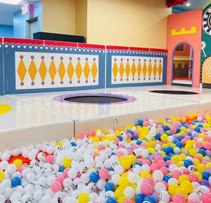 un grande cumulo di palle in una pista da bowling di voco Fiorello - LaGuardia East, an IHG Hotel a Flushing