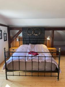 a bed with a metal frame in a bedroom at Droom b&b Čermná in Čermná