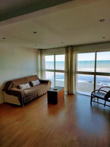 um quarto com uma cama e vista para o oceano em Breezy Beach Apartment em Sueca