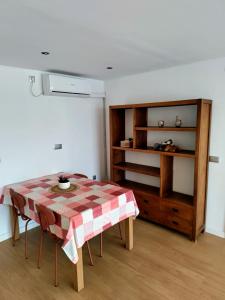 uma sala de jantar com uma mesa e um armário em Breezy Beach Apartment em Sueca