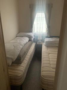 - 2 lits jumeaux dans une chambre avec fenêtre dans l'établissement Hill Top 22 - Blue Dolphin, à Gristhorpe