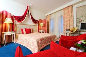 アヴェイロにあるホテル モリセイロのベッドとソファ付きのホテルルーム