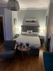 ロンドンにあるChic 1 Bed Studio Flat in Popular Bloomsburyのベッドルーム1室(ベッド1台、テーブル、椅子付)