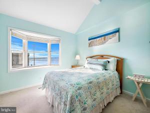 een slaapkamer met een bed en een raam bij Holder D in Beach Haven