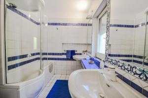 Ένα μπάνιο στο AMORE RENTALS - Villa Terri +32 φωτογραφίες