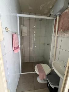 ein Bad mit einer Dusche, einem WC und einem Waschbecken in der Unterkunft Pousada Voo Livre - Ilha do Mel in Ilha do Mel