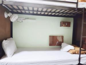 Postel nebo postele na pokoji v ubytování Vakola Dormitory AC Beds